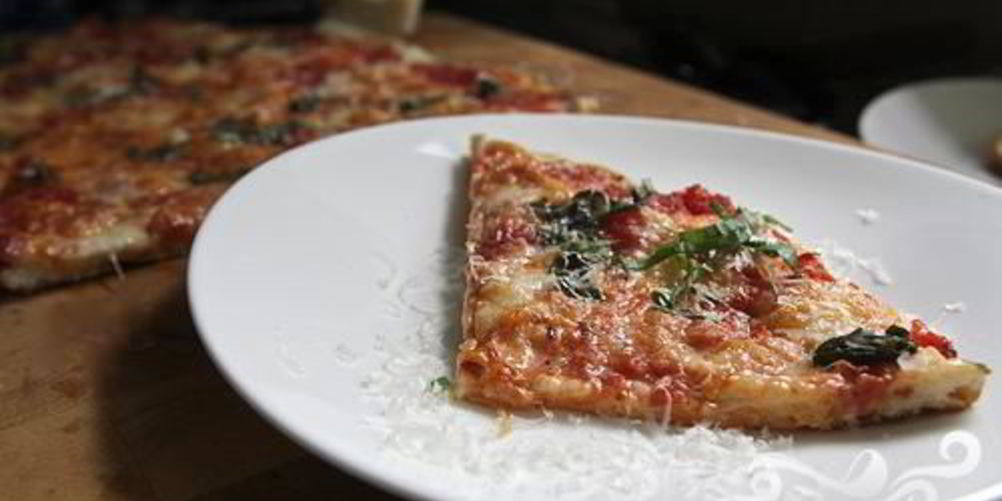 Как приготовить пиццу с помидорами и базиликом