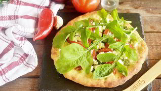 Рецепт Пиццы с сыром из козьего молока и рукколой