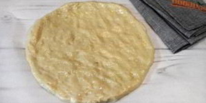 Рецепт пиццы с сыром из козьего молока и рукколой