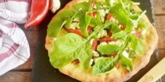 Рецепт пиццы с сыром из козьего молока и рукколой