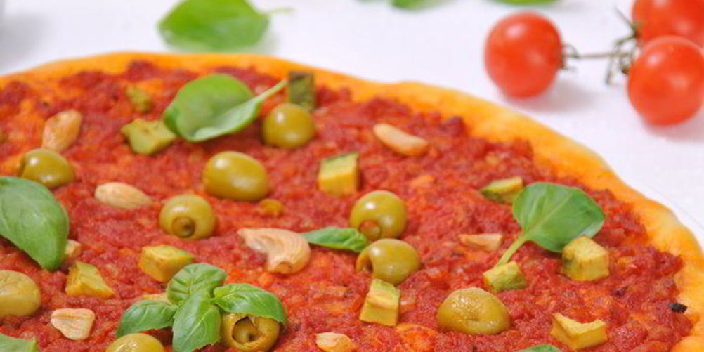 Как приготовить постную пиццу с оливками и чесноком