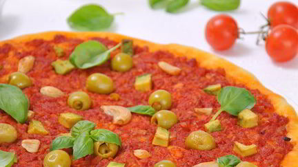 Рецепт Постной пиццы с оливками и чесноком