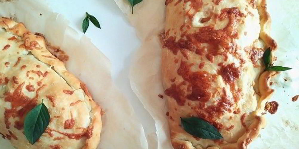 Как приготовить закрытую пиццу с курицей и чесноком