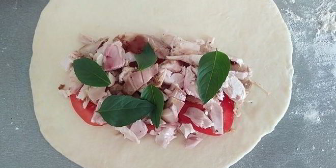 Рецепт закрытой пиццы с курицей и чесноком