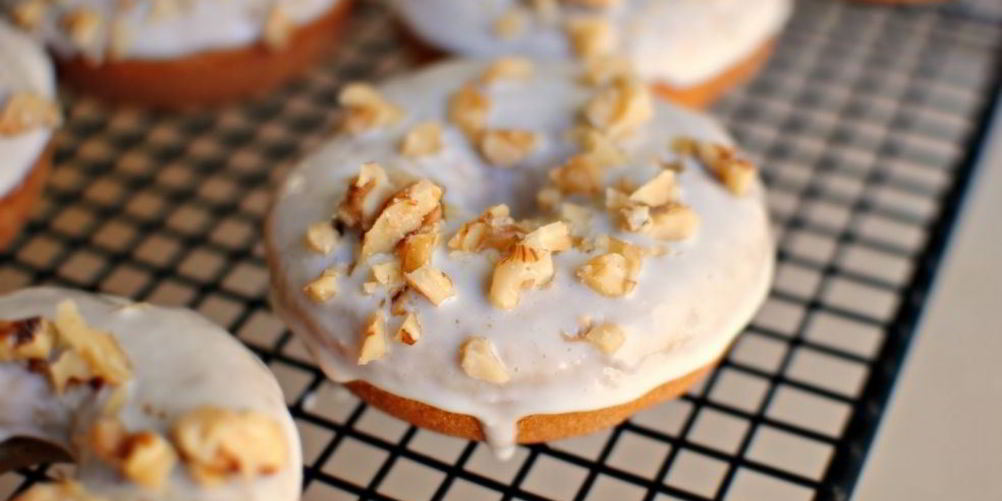 Как приготовить банановые пончики с грецкими орехами