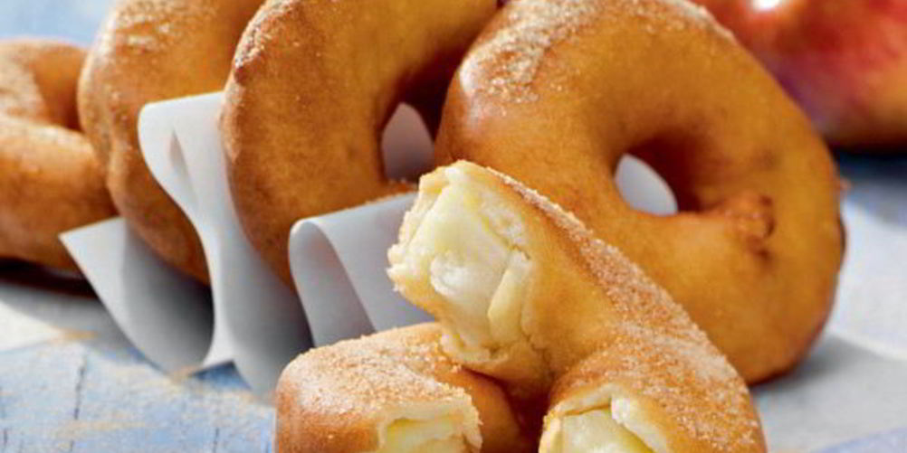Как приготовить пончики с яблочной начинкой