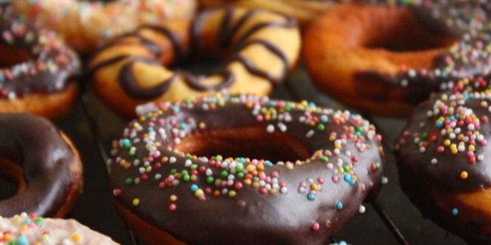 Как приготовить пончики в темном и белом шоколаде