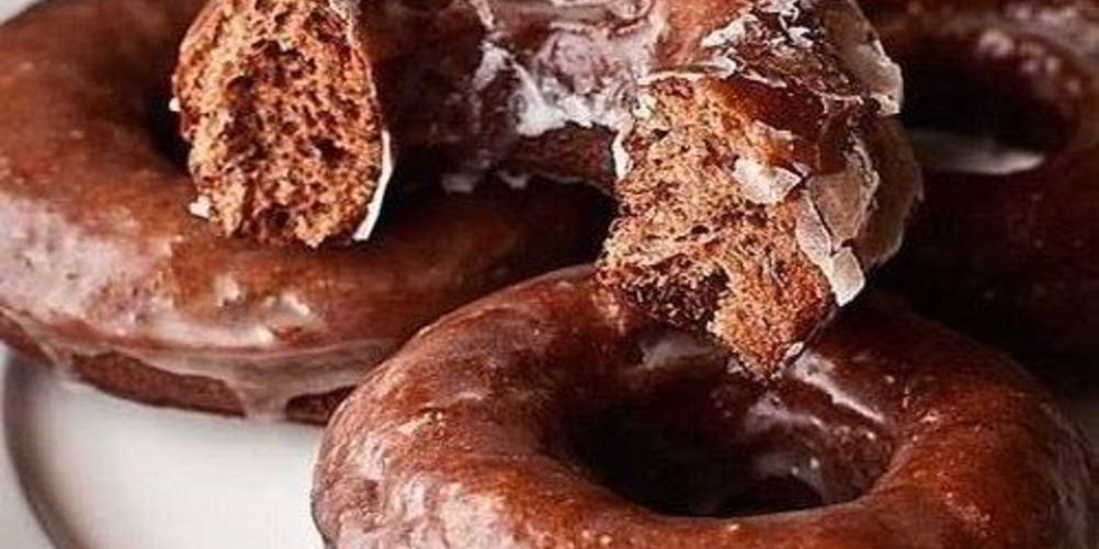 Как приготовить шоколадные пончики в сахарной глазури