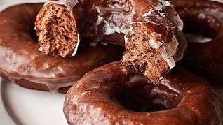 Рецепт Шоколадных пончиков в сахарной глазури