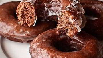 Рецепт Шоколадных пончиков в сахарной глазури