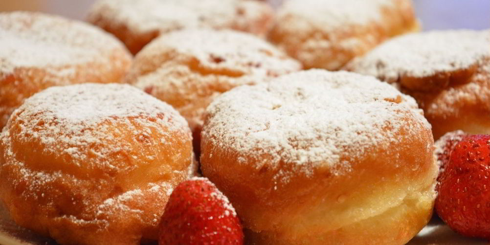 Как приготовить творожные пончики с клубникой