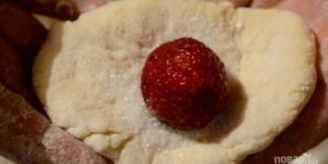 Рецепт творожных пончиков с клубникой