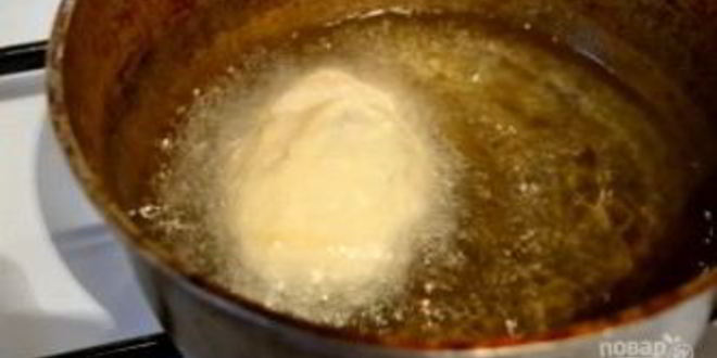 Рецепт творожных пончиков с клубникой