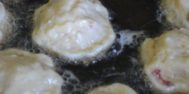 Рецепт творожных пончиков с малиной