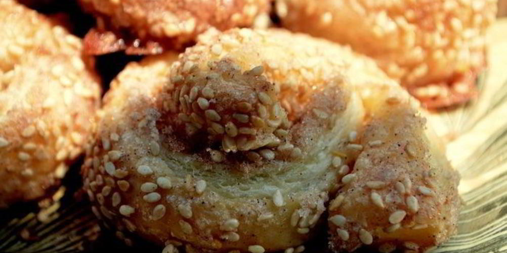 Как приготовить рулетики с золотистым кунжутом