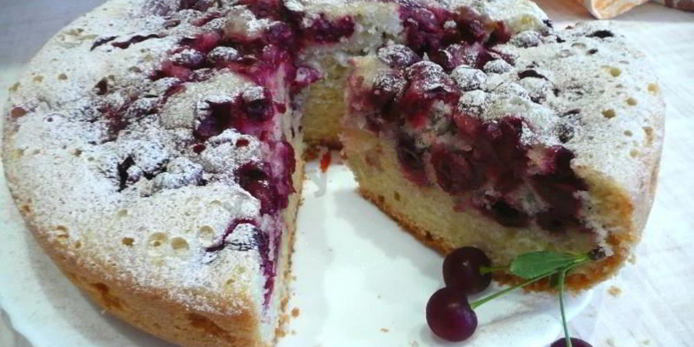 Как приготовить пирог с вишней в мультиварке типа шарлотка