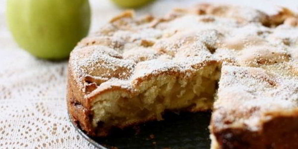 Как приготовить простую шарлотку с яблоком в духовке