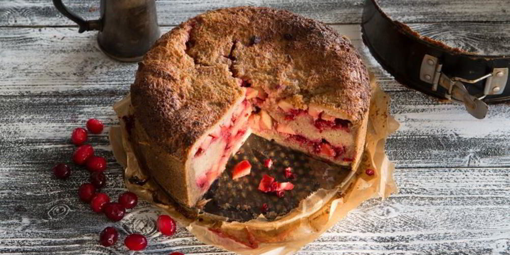 Как приготовить северную шарлотку из ржаного хлеба с брусникой и яблоками