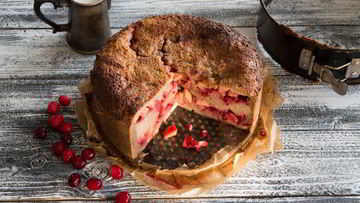 Рецепт Северной шарлотки из ржаного хлеба с брусникой и яблоками