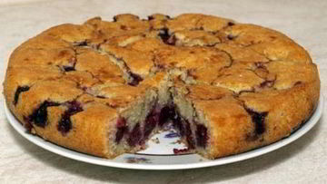 Рецепт Шарлотки из хлеба с вишней по-польски