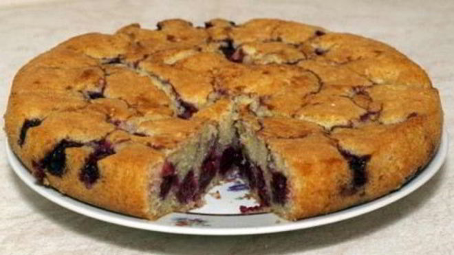 Рецепт Шарлотки из хлеба с вишней по-польски