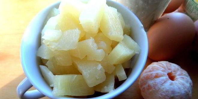 Рецепт шарлотки с ананасом и хурмой