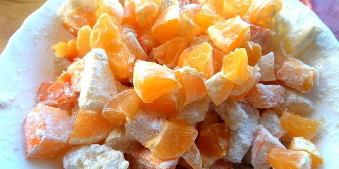 Рецепт шарлотки с ананасом и хурмой