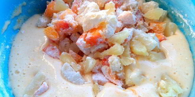 Рецепт шарлотки с ананасом и хурмой