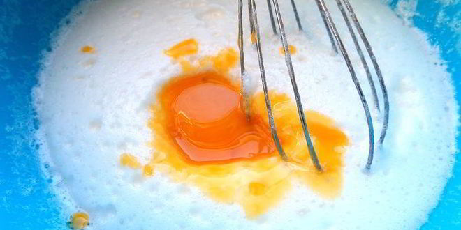 Рецепт шарлотки с ананасом и хурмой