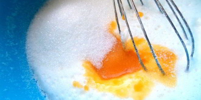 Рецепт шарлотки с ананасом и хурмой