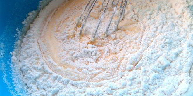 Рецепт шарлотки с ананасом и хурмой