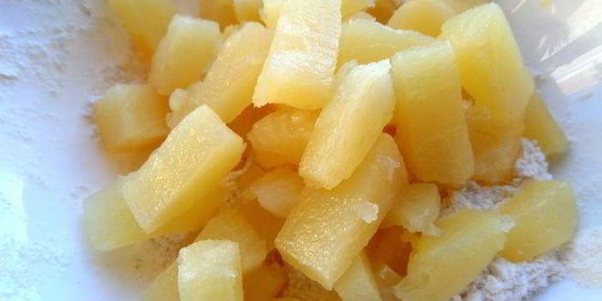 Рецепт шарлотки с ананасом и хурмой