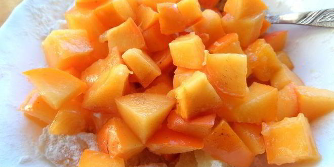 Рецепт шарлотки с ананасом и хурмой