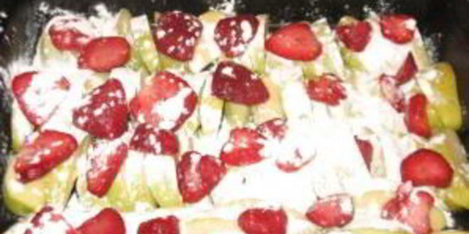 Рецепт шарлотки с клубникой и яблоками