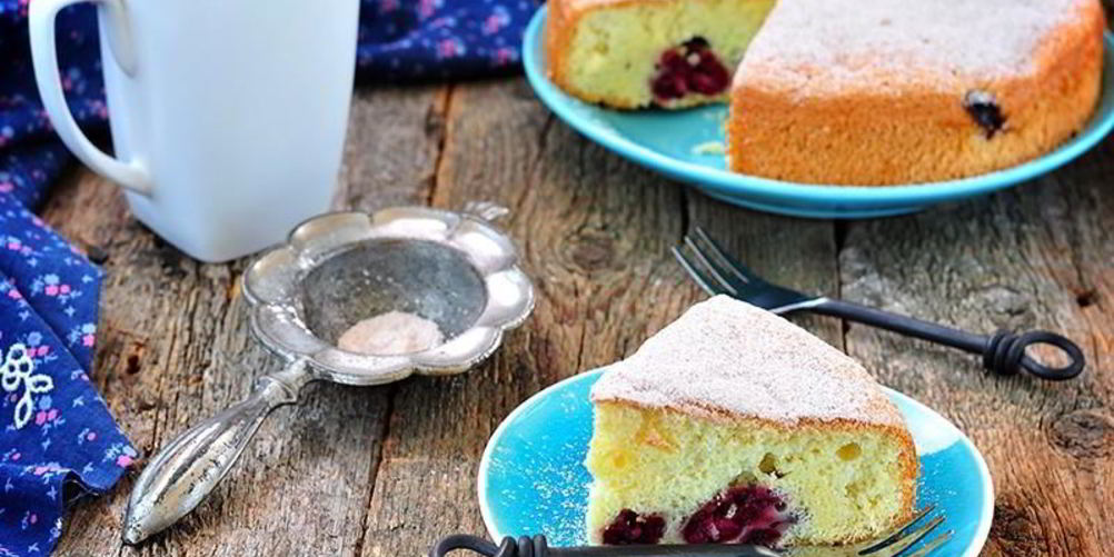 Как приготовить шарлотку с вишней замороженной