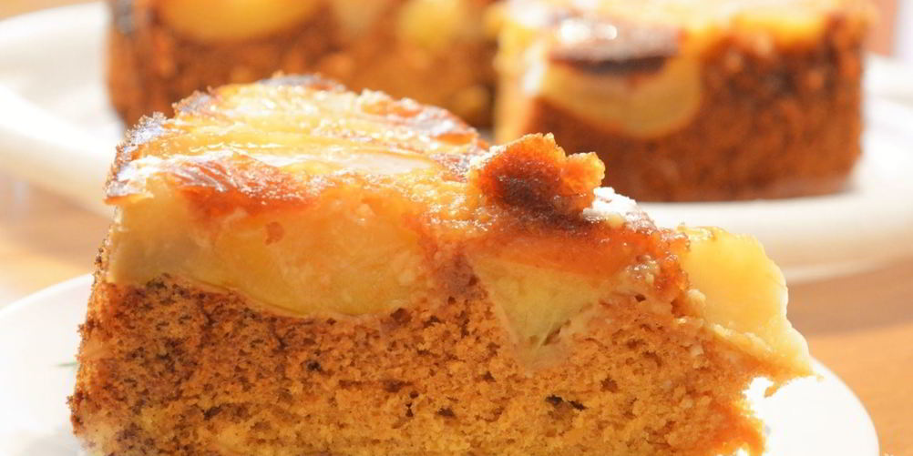 Как приготовить шарлотку с яблоками и медовым бисквитом