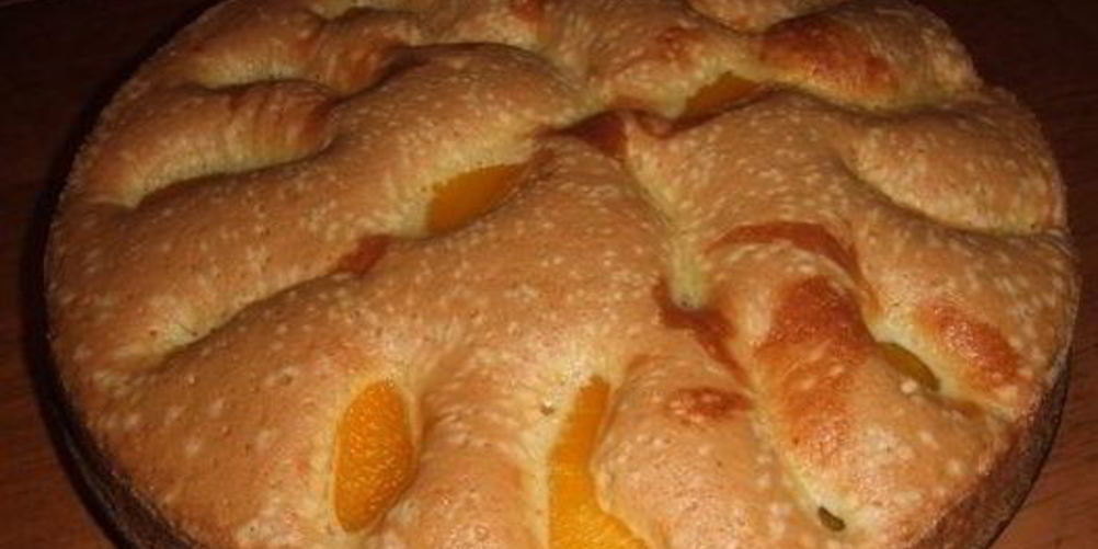 Как приготовить шарлотку с яблоками и персиками