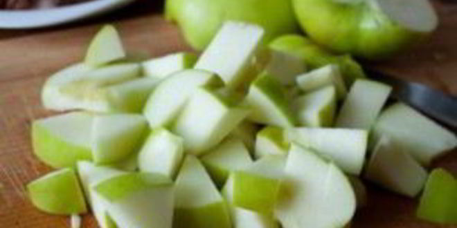 Рецепт шарлотки с яблоками и ревенем