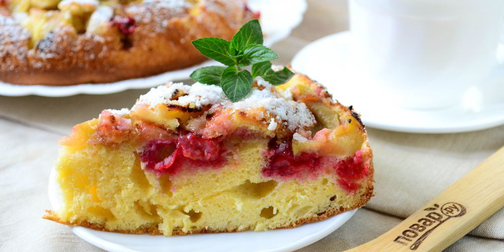 Как приготовить шарлотку с яблоками и вишней