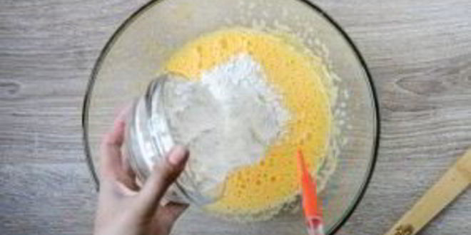 Рецепт шарлотки с яблоками и вишней