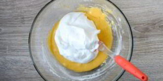 Рецепт шарлотки с яблоками и вишней