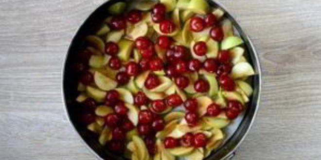 Рецепт шарлотки с яблоками и вишней