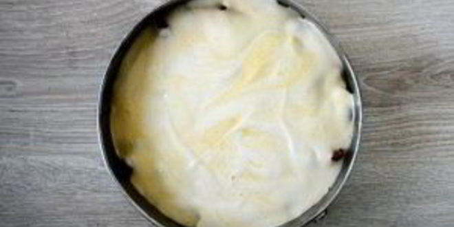 Рецепт шарлотки с яблоками и вишней