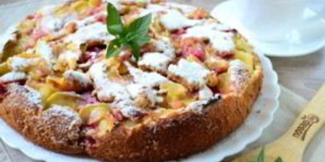 Рецепт шарлотки с яблоками и вишней