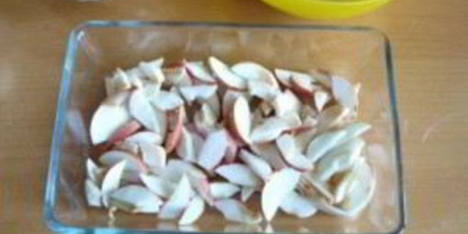 Рецепт шарлотки с яблоками на сметане