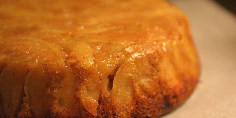 Как приготовить шарлотку с замороженными яблоками