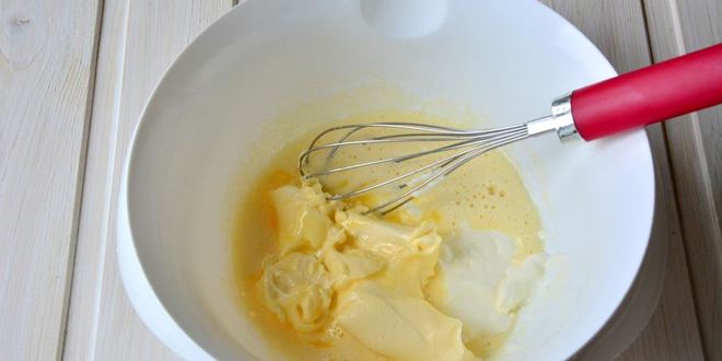 Рецепт шарлотки в сметанной заливке