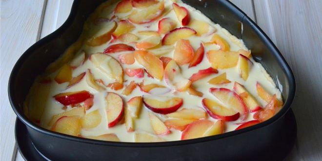 Рецепт шарлотки в сметанной заливке