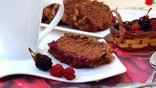 Рецепт Шоколадной шарлотки с ягодами