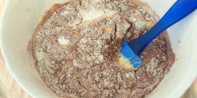 Рецепт шоколадной шарлотки с ягодами